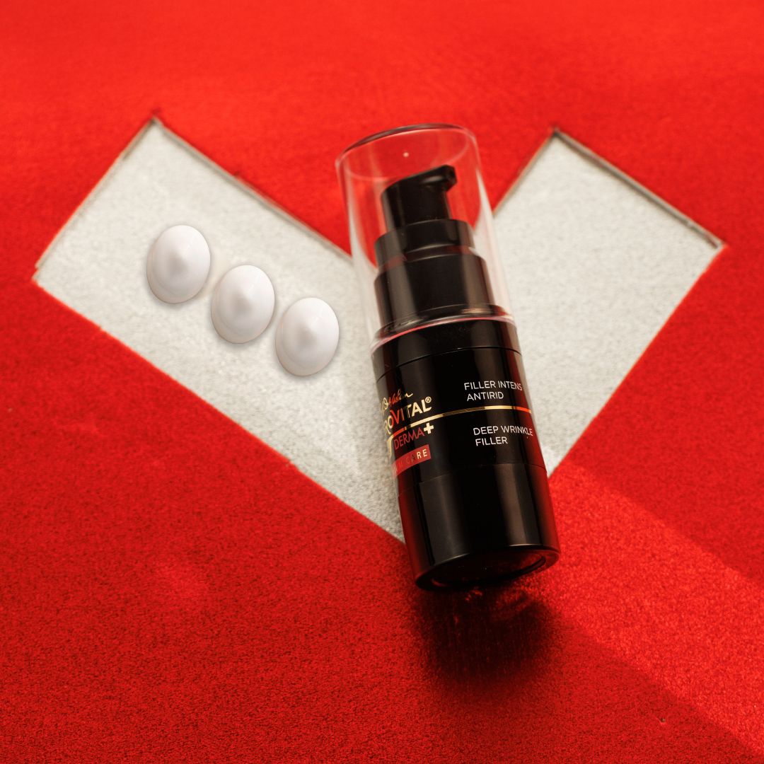 Schwarze Flasche mit Sprühkopf und drei weißen Kapseln. Produktbezeichnung: Gerovital Derma+ Premium Care. Text: Filler Intens Antirid.