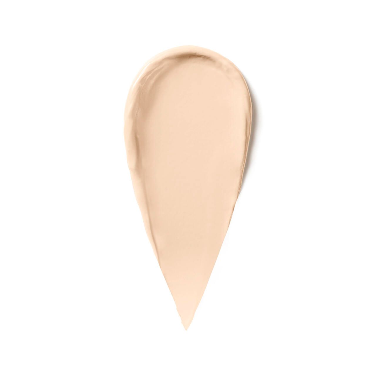 Hellbeiger Concealer-Farbton, auf weißem Hintergrund aufgetragen. Tropfenförmige Form.
