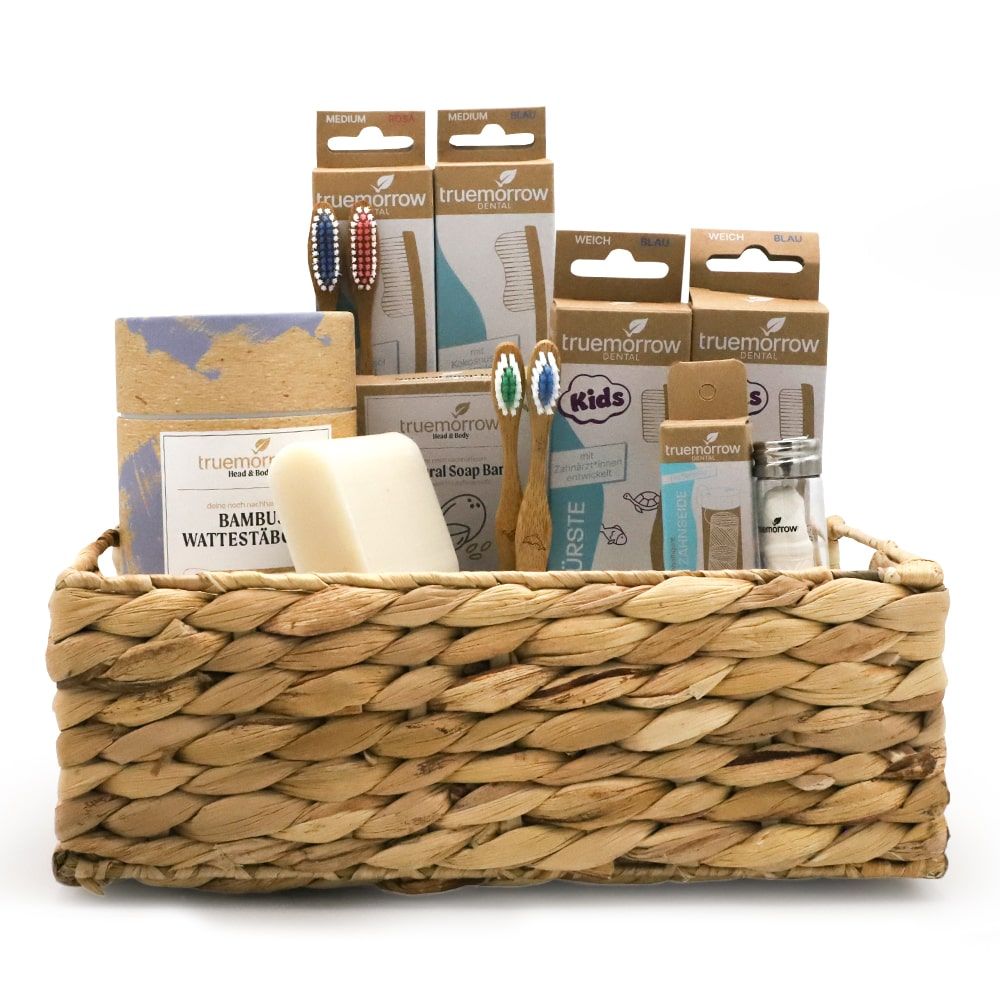 Geschenkkorb mit Zahnbürsten, Seife, Wattepads und weiteren Produkten. Aufschrift: truemorrow.