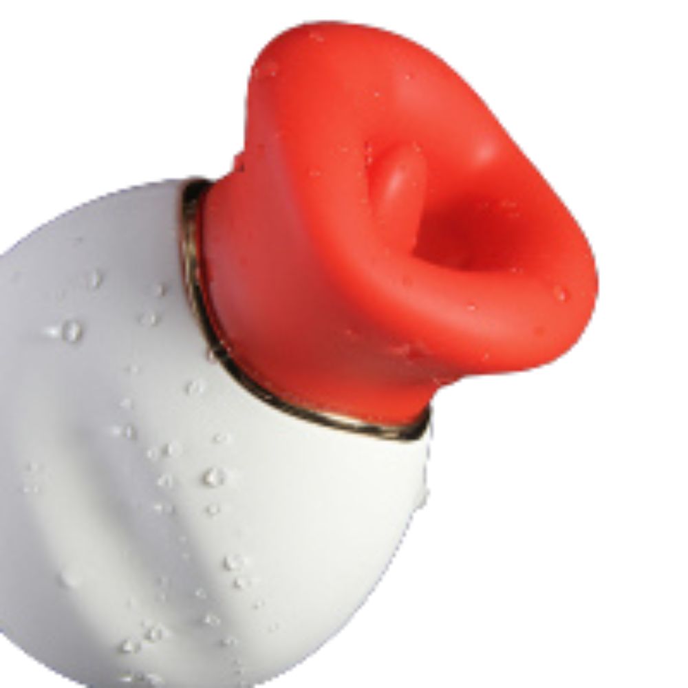 Weißes, ovales Gerät mit roter, trichterförmiger Öffnung. Goldfarbener Ring. Wassertropfen auf der Oberfläche.