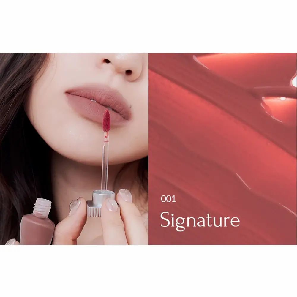 Nahaufnahme von Lippen mit Lippenstift-Applikator. Daneben ein Farbfleck. Text: 001 Signature.