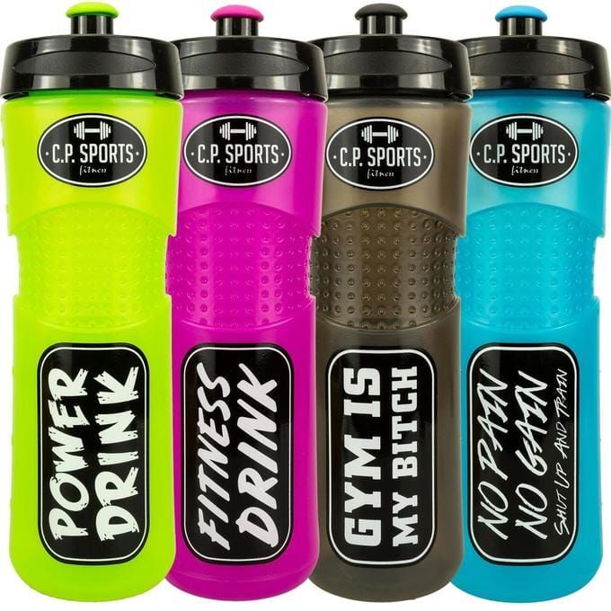 Mehrere Trinkflaschen in verschiedenen Farben. Aufschrift "C.P. Sports" und Slogans.