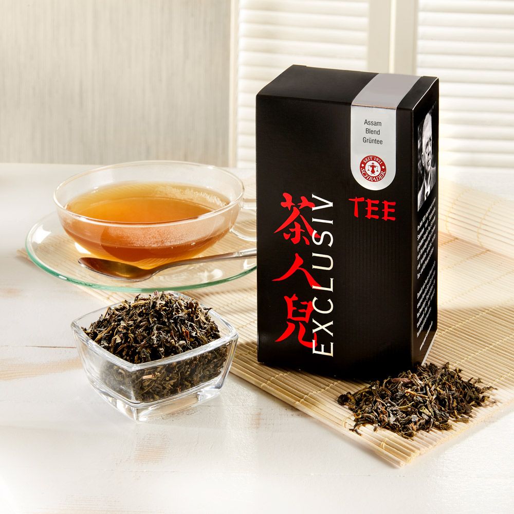 Schrader Assam Blend Grüner Tee: Teebox, Schale mit Tee, Tasse mit Tee.