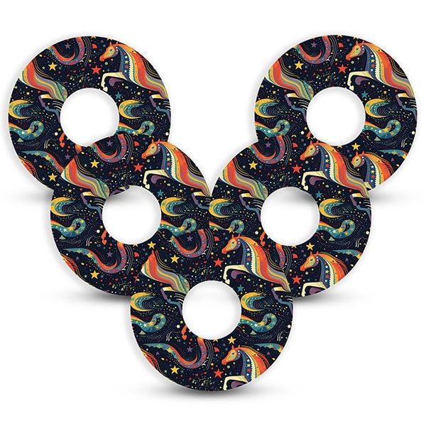 Fünf runde Fixierpflaster mit Pferde-Design und Loch in der Mitte. Schwarzer Hintergrund mit bunten Pferden und Sternen.