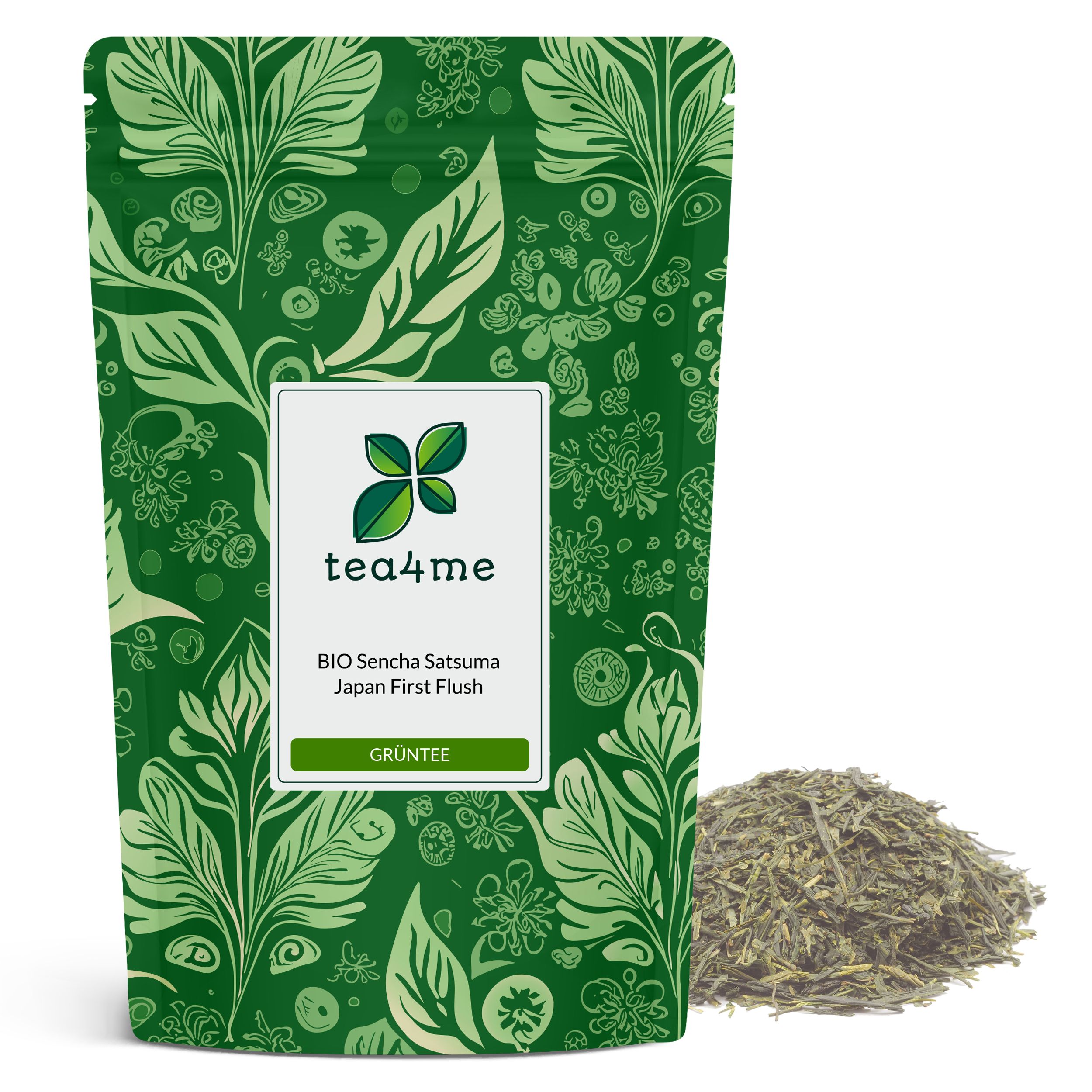Grüner Tee in einer grünen Verpackung mit floralem Muster. Aufschrift: tea4me BIO Sencha Satsuma Japan First Flush Grüntee. Daneben loser Tee.