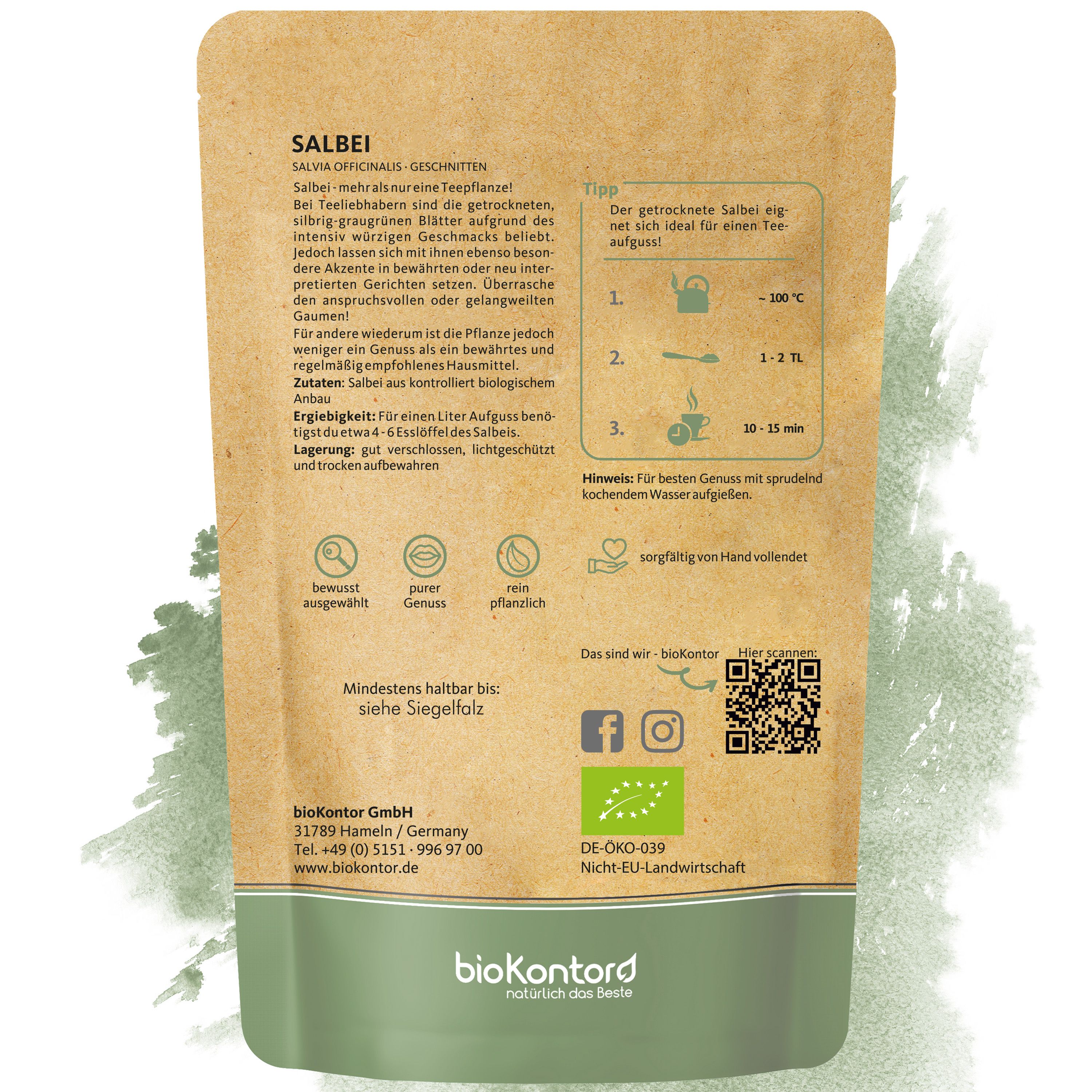 Bio-Kräutertee aus geschnittenem Salbei in einer braunen Papiertüte mit Siegel und Bio-Zertifizierung.