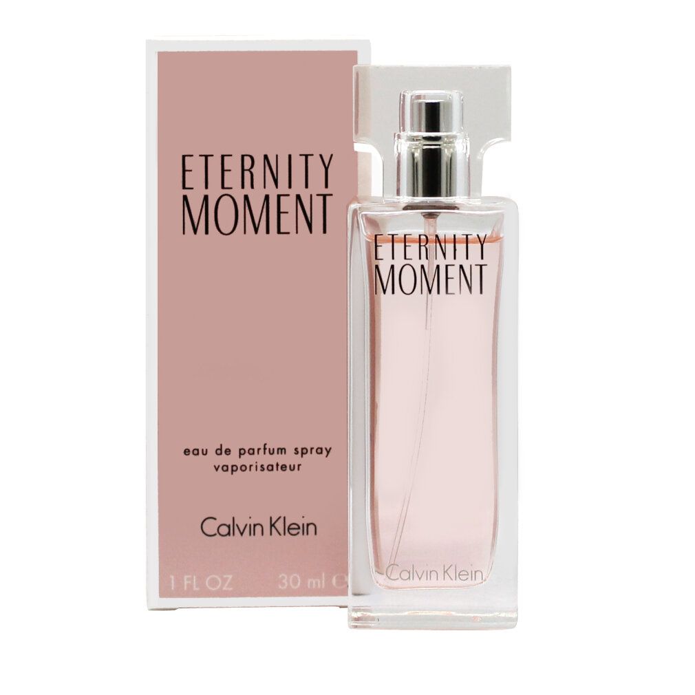 Parfümflasche und Verpackung. Aufschrift "Eternity Moment" und "Calvin Klein". Rosa Flüssigkeit in einer rechteckigen Glasflasche.