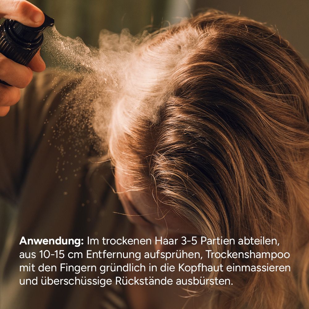 Nahaufnahme: Trockenshampoo wird auf das Haar gesprüht. Text: Anwendung: 3-5 Partien abteilen, aus 10-15 cm Entfernung aufsprühen.