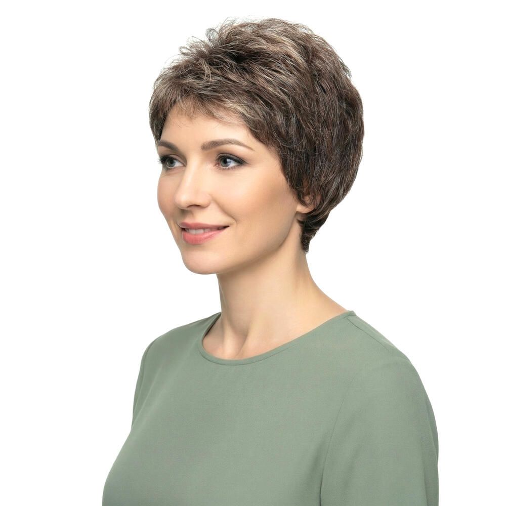 Kurzhaarperücke mit braun-grauen Strähnen. Seitenansicht einer Frau mit grüner Bluse.