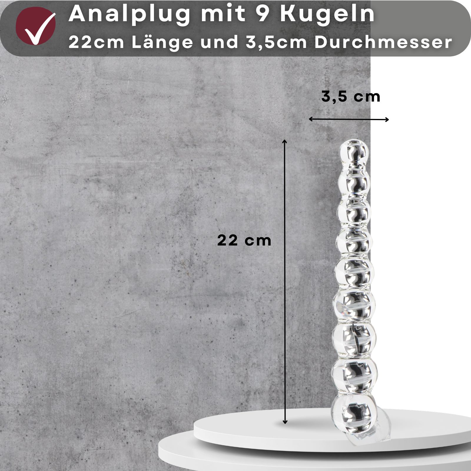 Analplug aus Glas mit 9 Kugeln. 22 cm lang, 3,5 cm Durchmesser. Auf Podest.