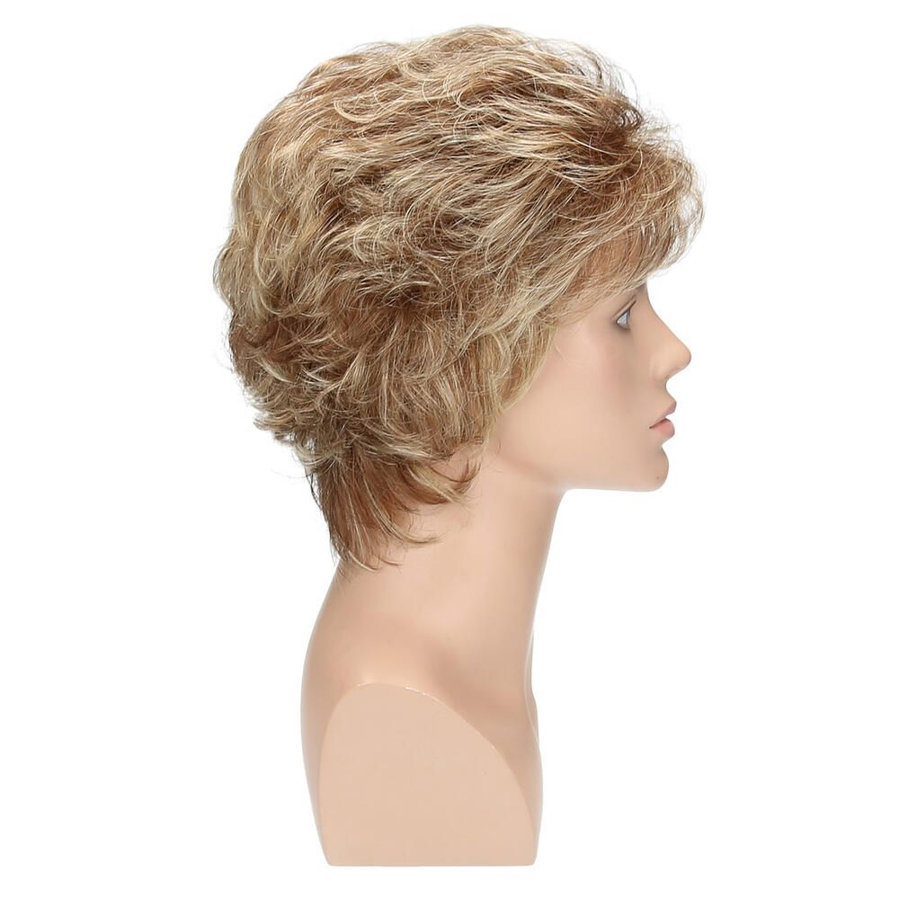 Perücke Mia von Lofty, blond-braun, auf einem Schaufensterkopf. Seitenansicht. Kurzes, gewelltes Haar.