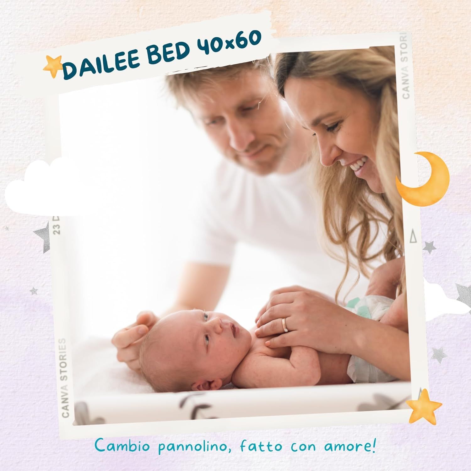 Ein Baby liegt auf einer Dailee Bed Baby Bettunterlage. Eltern schauen liebevoll zu. Text: Cambio pannolino, fatto con amore!