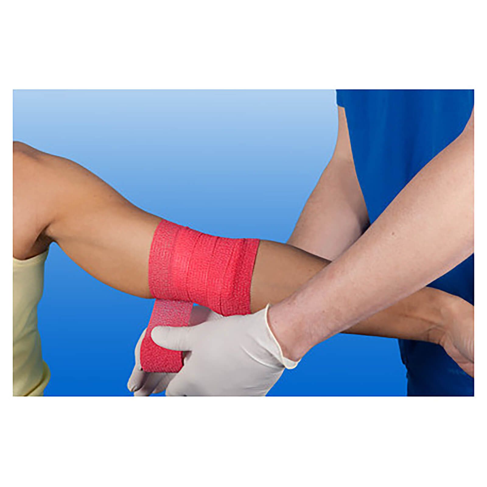 Arm mit roter, kohäsiver Kompressionsbinde umwickelt. Person mit Handschuhen wickelt die Binde.