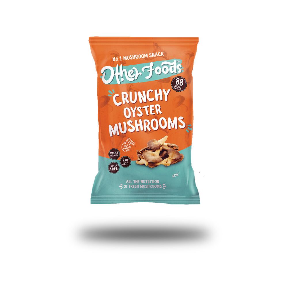 Verpackung mit "Other Foods Crunchy Oyster Mushrooms". Orange-Türkis-Design. Vegan, glutenfrei. Abbildung von Austernpilzen.