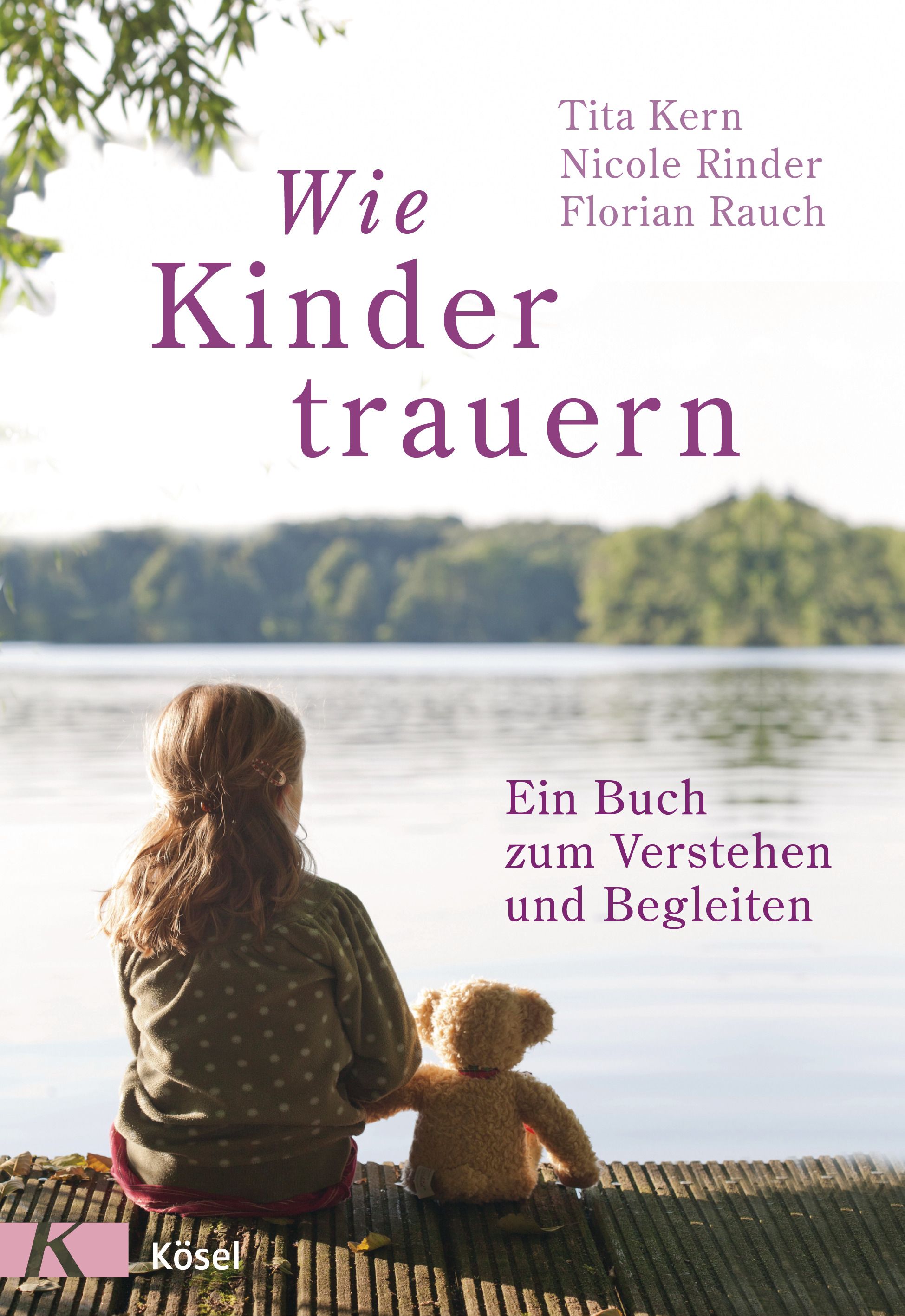 Buchcover: "Wie Kinder trauern". Titel in Lila. Autoren: Tita Kern, Nicole Rinder, Florian Rauch. Verlag Kösel. Kind mit Teddy am See.