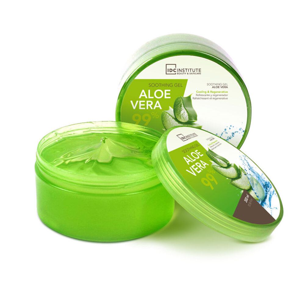 Grünes Gel in einem offenen Behälter, Deckel daneben. Aufschrift: Aloe Vera 99%, IDC INSTITUTE.