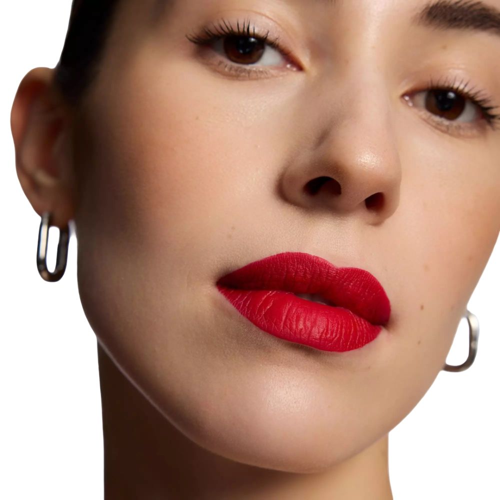 Nahaufnahme von Lippen mit rotem Lippenstift. Frau mit silbernen Ohrringen.