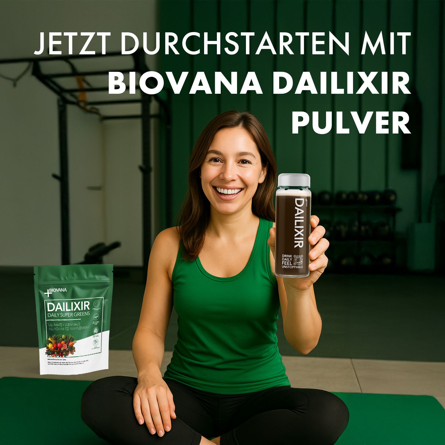 Frau hält Flasche mit 'DAILIXIR' Aufschrift. Grüne Verpackung daneben. Frau lächelt im Fitnessstudio.