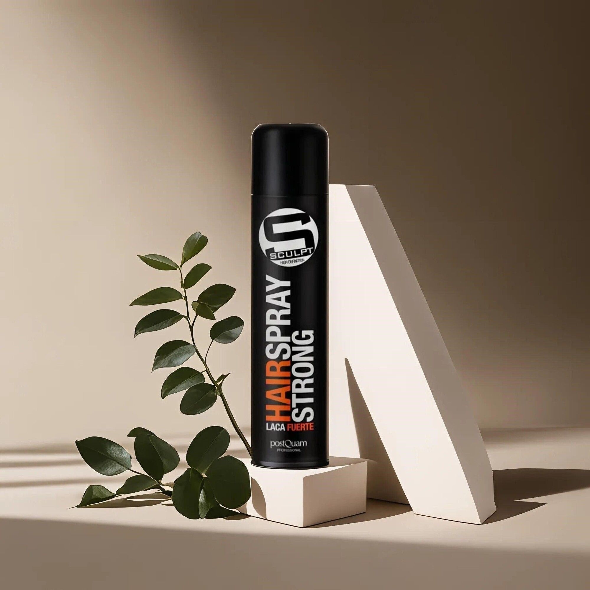Haarspray-Dose, schwarz mit weißem 'S' Logo. Schriftzug 'HAIRSPRAY STRONG' und 'LACA FUERTE'. Marke 'PostQuam'. Auf Podest.