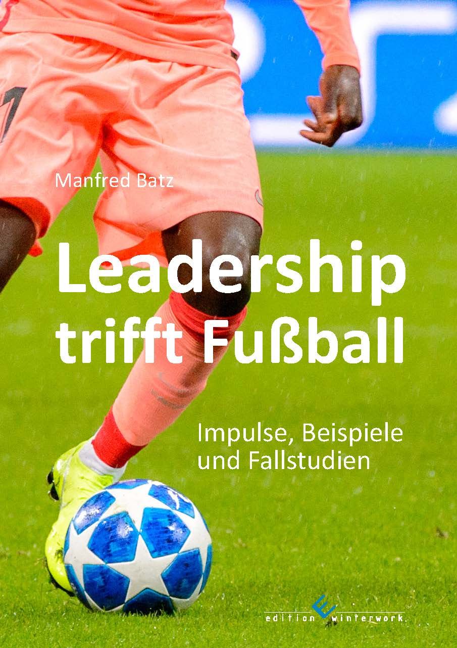 Buchcover mit Titel "Leadership trifft Fußball". Autor Manfred Batz. Untertitel: Impulse, Beispiele und Fallstudien. Fußballspieler im Bild.