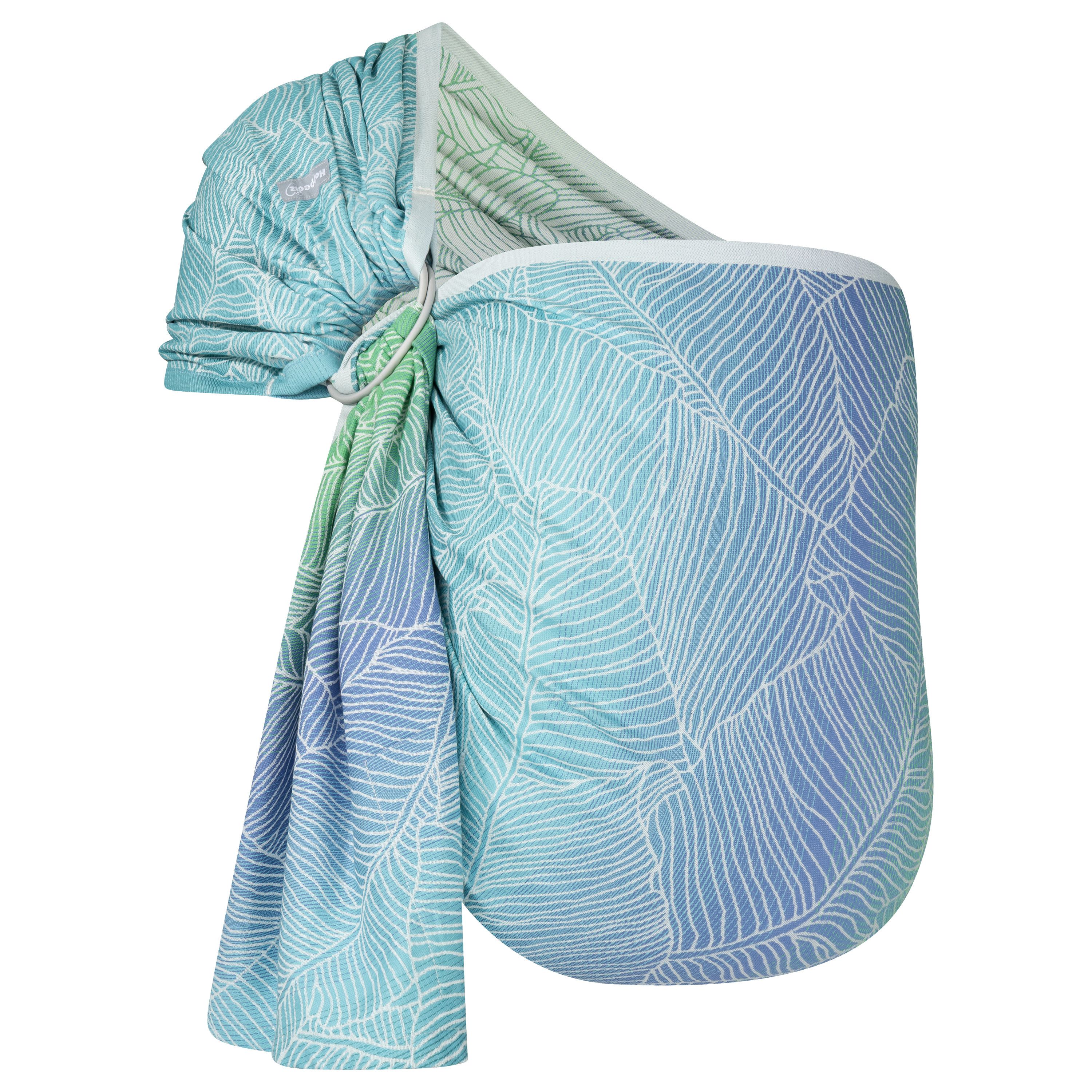 Ring-Sling mit blau-grünem Blattmuster. Stoff mit weißen Linien. Weißer Ring.