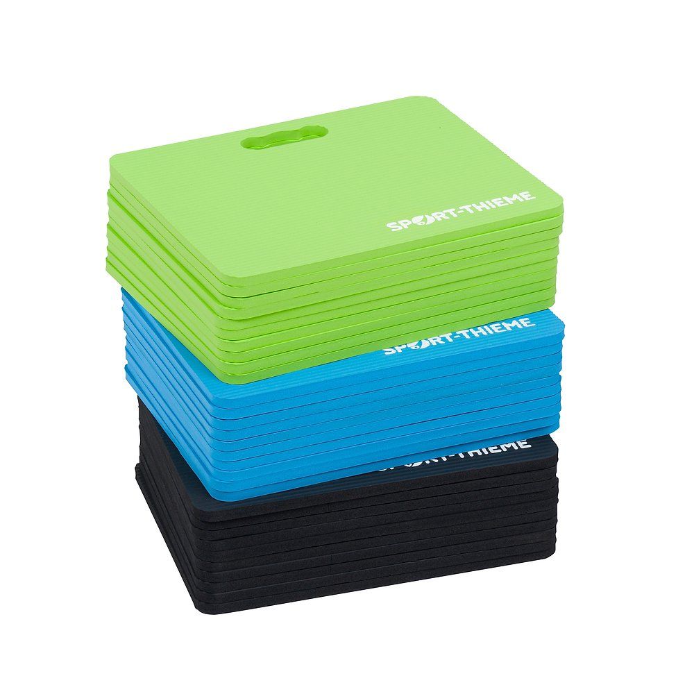 Stapel von Sitzmatten in Grün, Blau und Schwarz. Jede Matte hat den Schriftzug SPORT-THIEME.