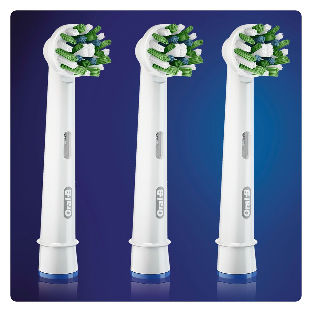 Drei weiße Oral-B CrossAction CleanMaximizer Aufsteckbürsten. Grün-weiße Borsten. Weißer Bürstenkörper mit blauem Sockel. Marke Oral-B.
