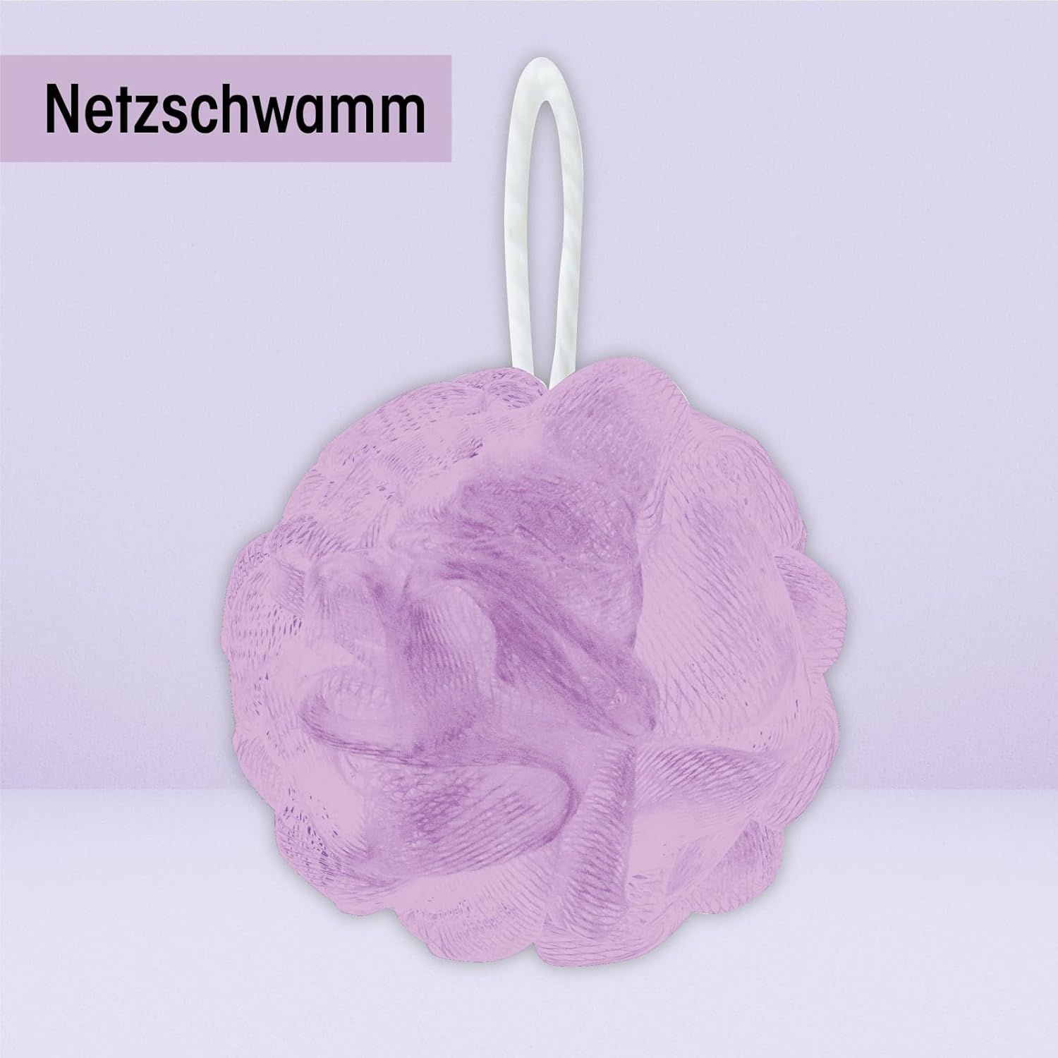Lila Badeschwamm mit weißem Band zum Aufhängen. Runde Form, grobe Textur.