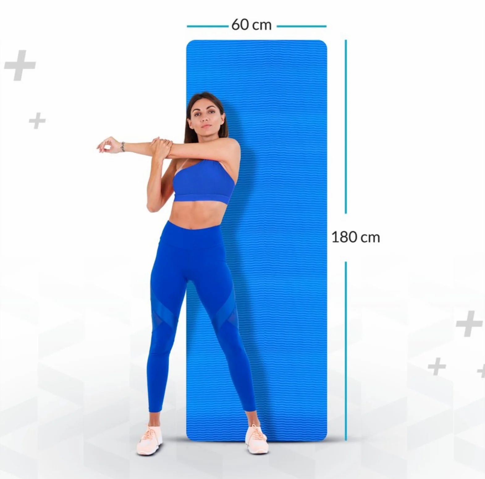 Blaues Yoga-Tuch mit Maßen 180 x 60 cm. Frau dehnt sich neben dem Tuch.