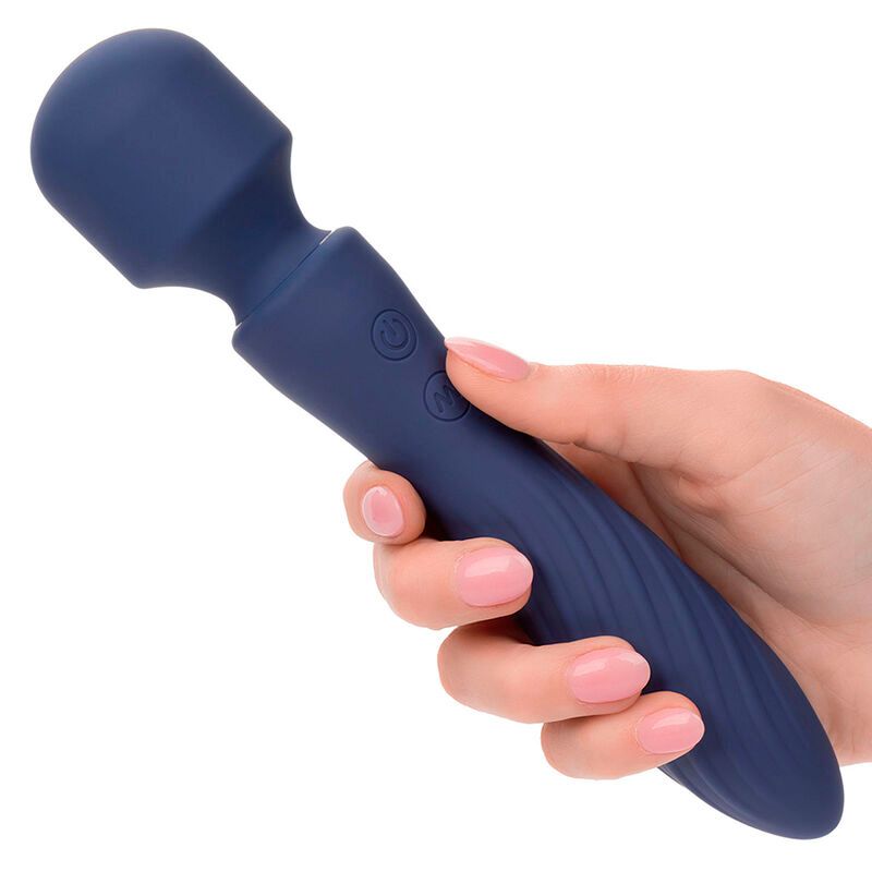 Blauer Vibrationsmassager in einer Hand gehalten. Gewellter Griff, runder Kopf, zwei Knöpfe.