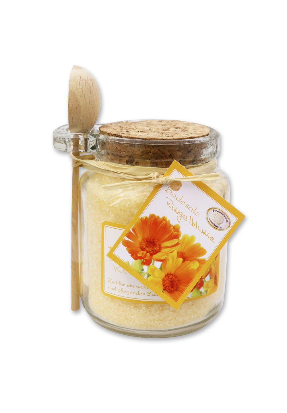 Glas mit Badesalz, Holzlöffel und Etikett mit Ringelblumen-Illustration. Korkdeckel.