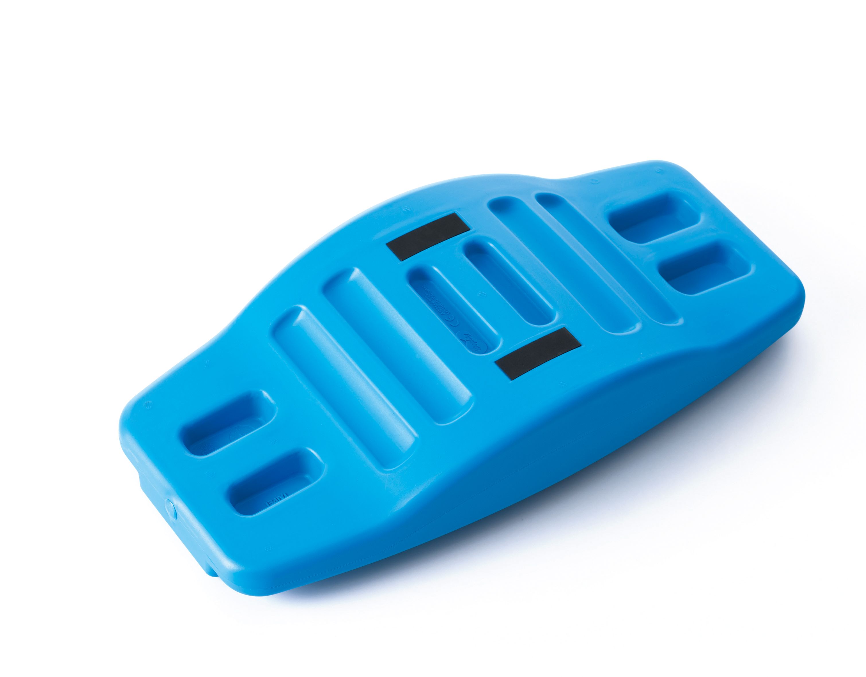 Blaue Balance-Wippe mit rechteckigen Aussparungen und schwarzen Anti-Rutsch-Pads. Oben befinden sich zwei Griffmulden.