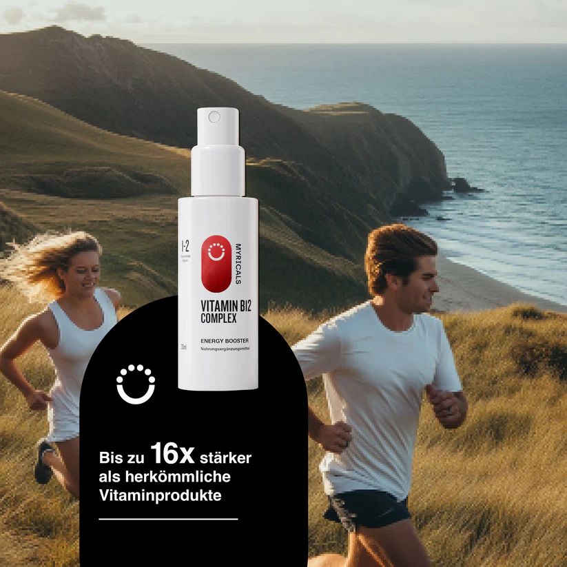 Zwei Läufer vor Küstenlandschaft. Im Vordergrund: Flasche Vitamin B12 Complex. Text: Bis zu 16x stärker.