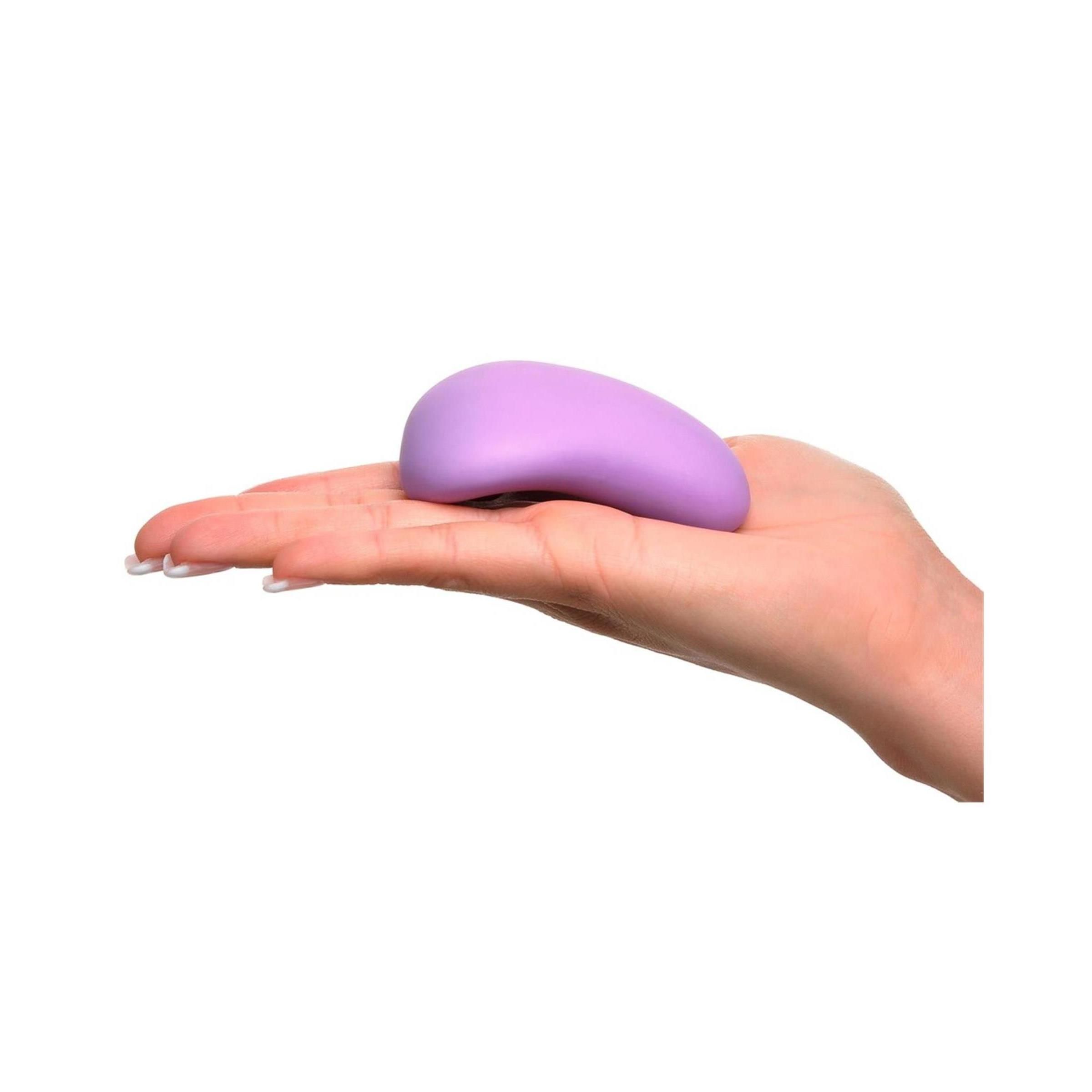 Lila Produkt in Hand gehalten. Geschwungene Form. Wellness-Produkt.
