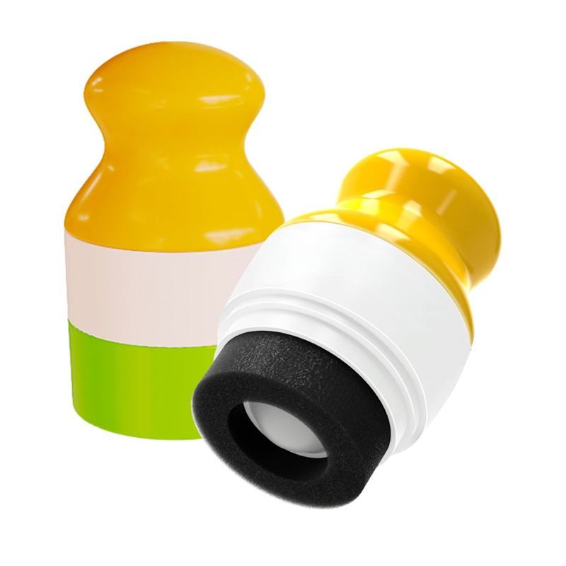 Zwei Roller-Applikatoren. Einer steht aufrecht, der andere liegt. Gelb, weiß und grün. Schwarzer Schaumstoffring.