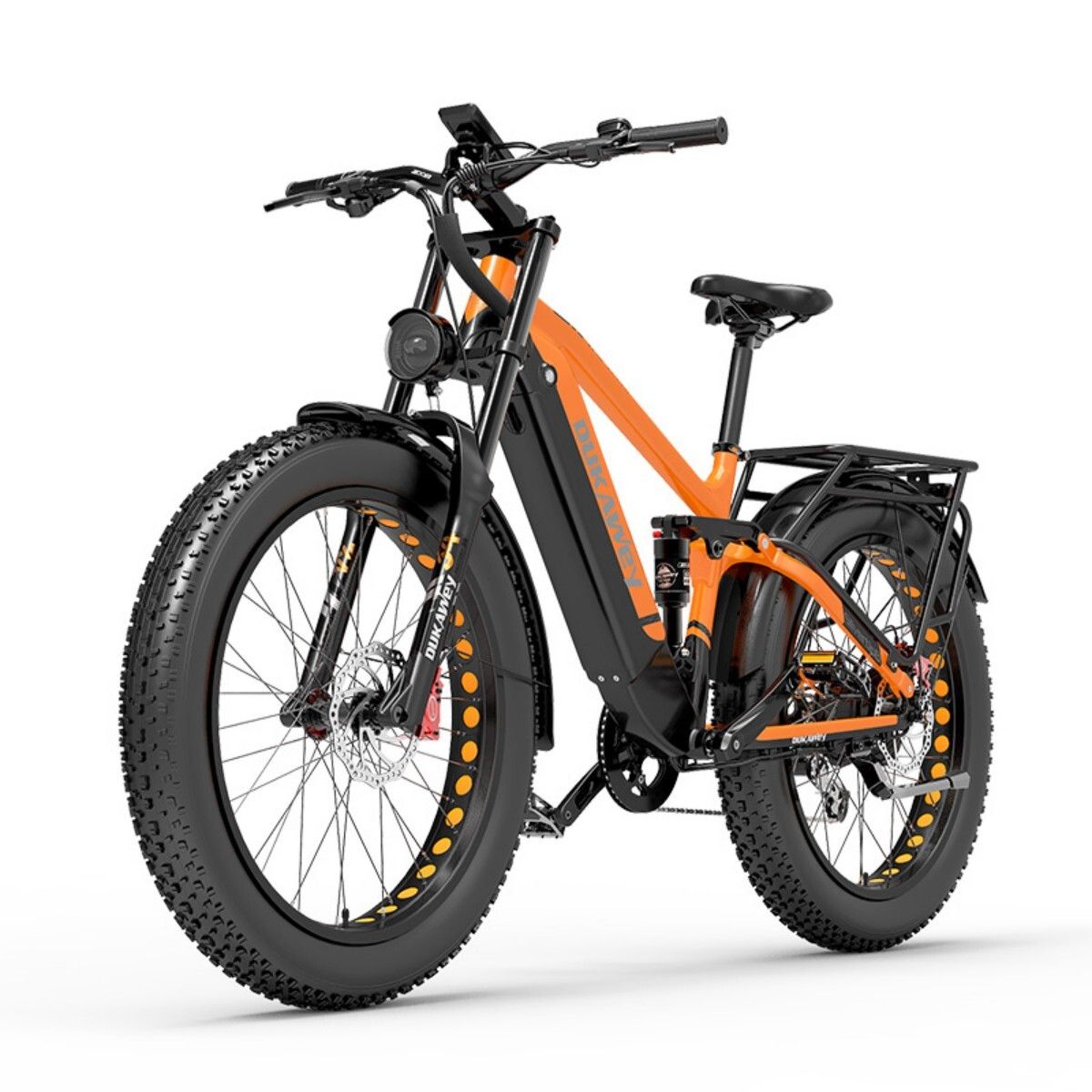 Orangefarbenes E-Mountainbike mit schwarzen Elementen. Breitreifen, Gepäckträger, Frontscheinwerfer. Schwarzer Sattel und Lenker.
