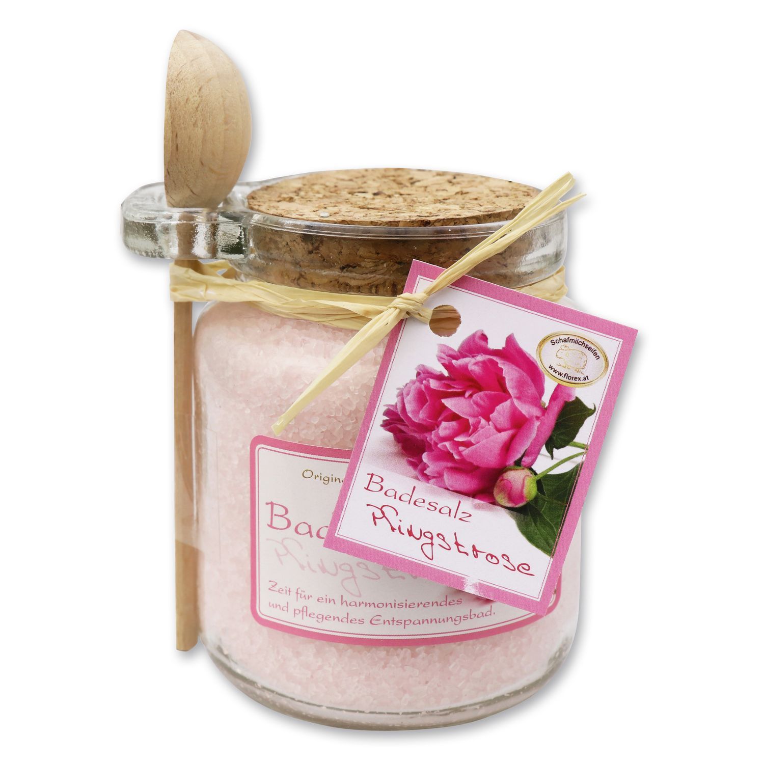 Glas mit rosa Badesalz, Holzlöffel und Etikett mit Pfingstrose. Korkenverschluss und Papierband.