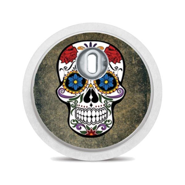 Runder Aufkleber mit Totenkopfmotiv. Bunter Totenkopf. Weißer Rand, silberner Mittelteil.