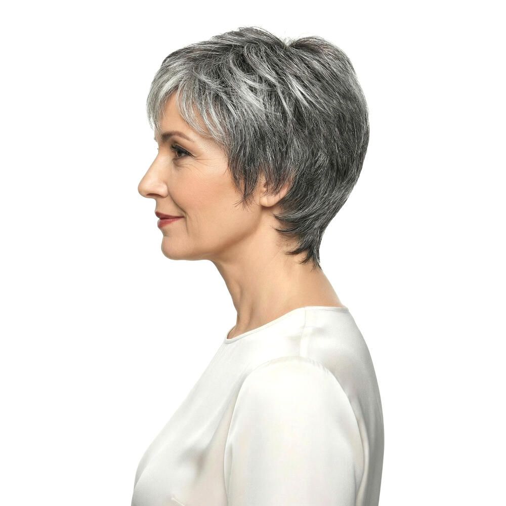 Kurzhaarperücke, grau-meliert, Seitenansicht einer Frau. Die Perücke bedeckt den Kopf, das Gesicht ist sichtbar.