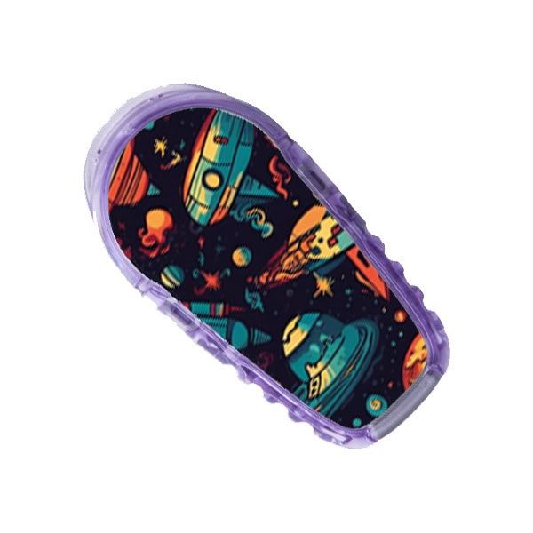 Diasticker® Dexcom G6 Stickerset. Lila Gehäuse mit Weltraum-Design. Detailansicht des Geräts mit Weltraum-Design.