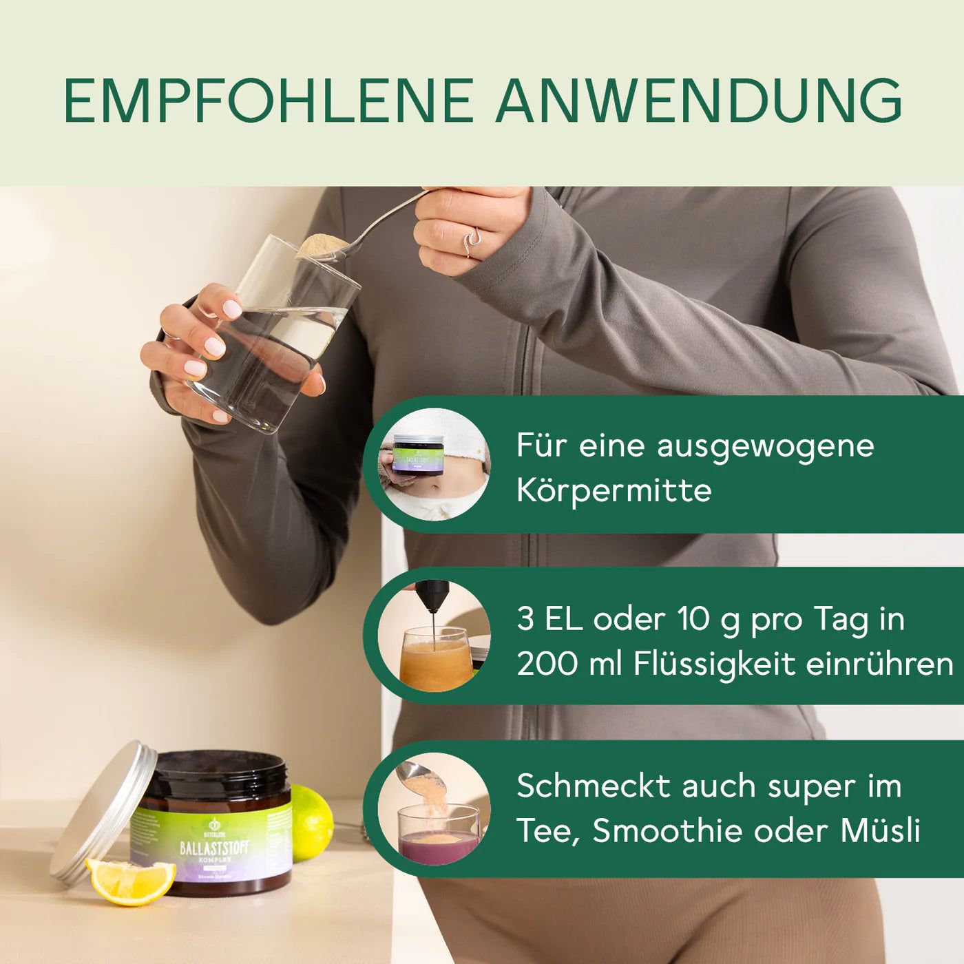 Person trinkt Wasser. Produkt-Dose und Zitrone daneben. Text: Empfohlene Anwendung. Illustrationen: Produkt, Wasser, Tee/Smoothie/Müsli.