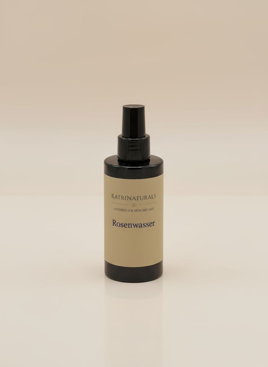 Braune Sprühflasche mit schwarzem Deckel. Aufschrift: KatriNaturals Rosenwasser.