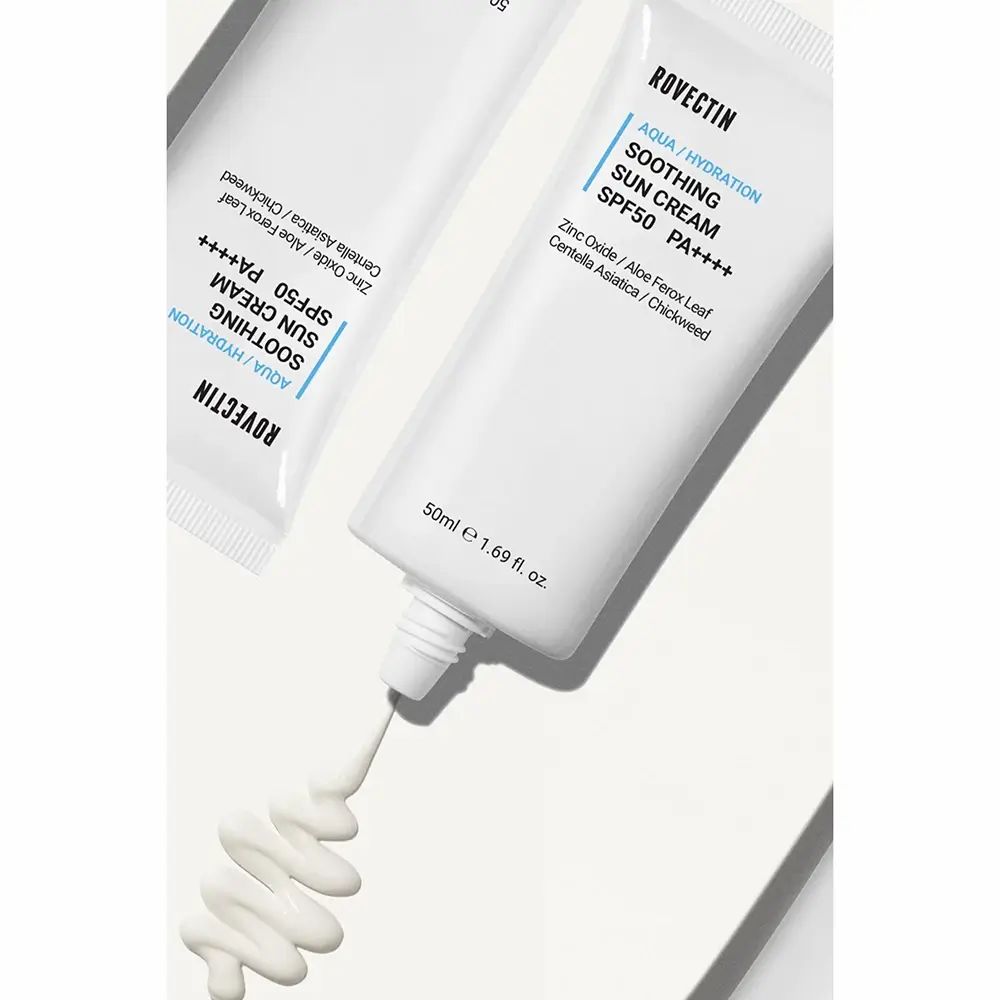 Zwei weiße Tuben, Creme wird herausgedrückt. ROVECTIN Aqua Soothing Sun Cream SPF50+ PA++++. Enthält Zinkoxid, Aloe Ferox Leaf, Centella Asiatica, Chickweed.