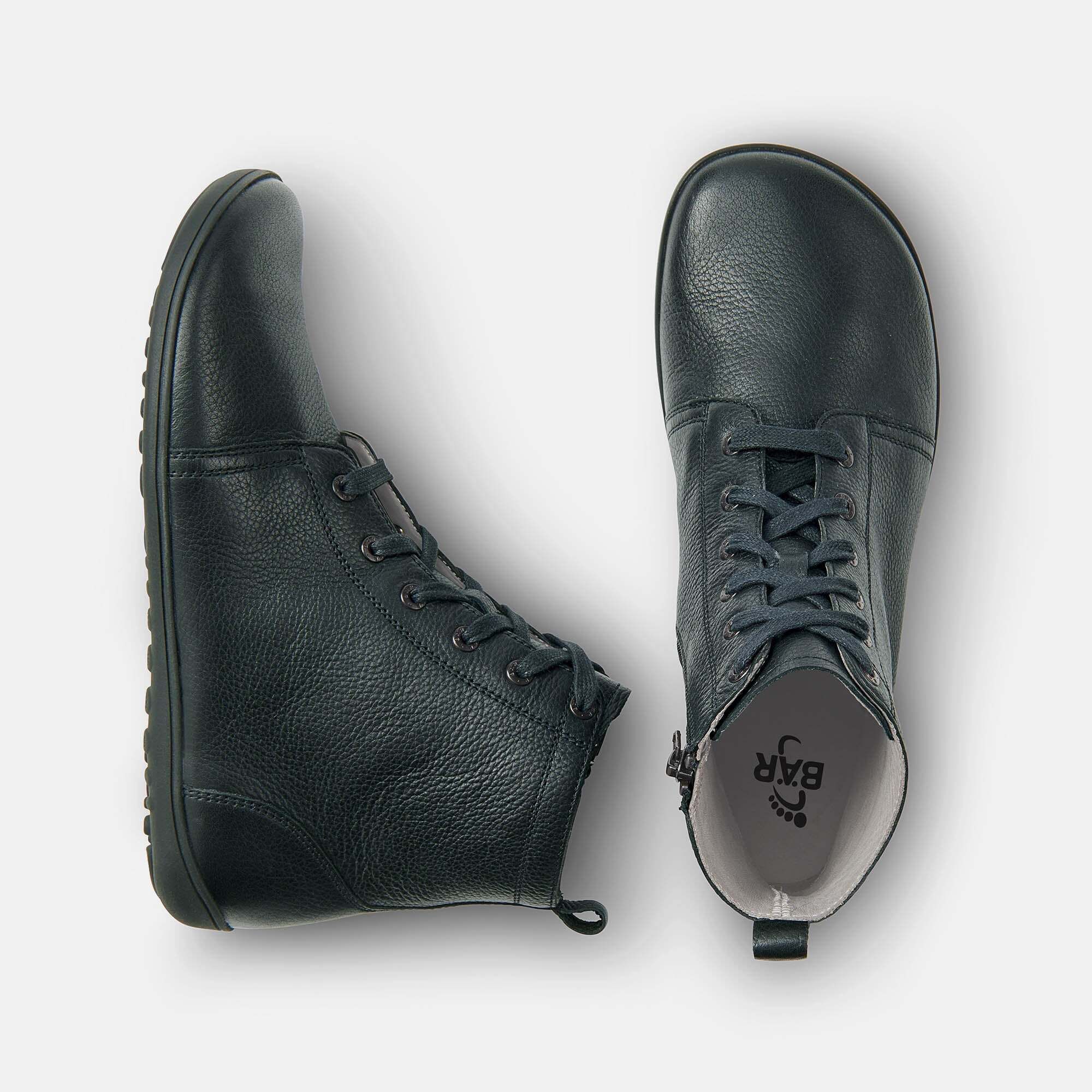 Paar schwarze Lederstiefel, von oben und seitlich gezeigt.