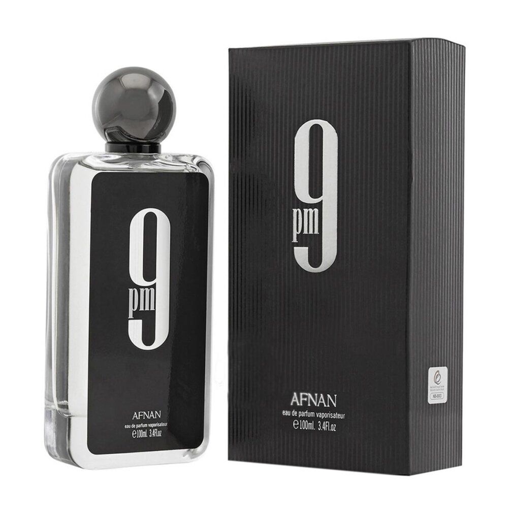 Afnan 9 PM Eau de Parfum. Schwarze Flasche mit weißem Aufdruck. Schwarze Verpackung mit weißem Aufdruck.