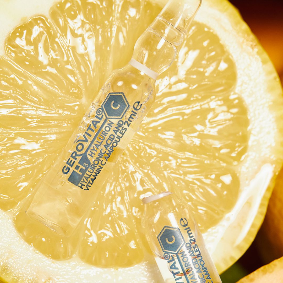 Zwei Gerovital-Ampullen mit Hyaluronsäure 2 % und Vitamin C auf einer Zitrone.
