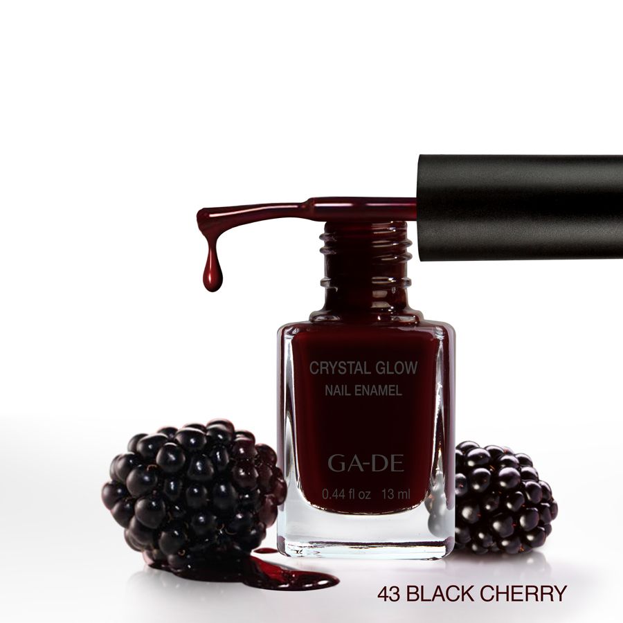 Ga-De Crystal Glow Nagellack mit Pinsel und Tropfen. Schwarze Brombeeren. Farbton 43 Black Cherry. Ga-De-Logo sichtbar.