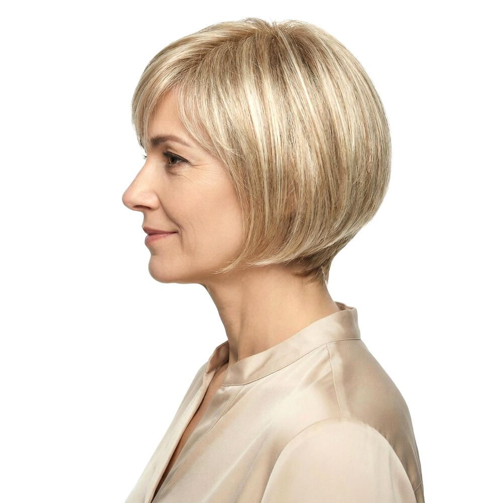 Perücke Victoria, blond, mit Pony. Frau mit Perücke, Profilansicht. Kurzes, gestuftes Haar.