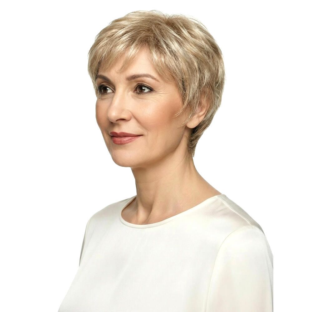 Kurzhaarperücke in Blondtönen. Seitenansicht einer Frau mit der Perücke. Sie trägt ein weißes Oberteil.