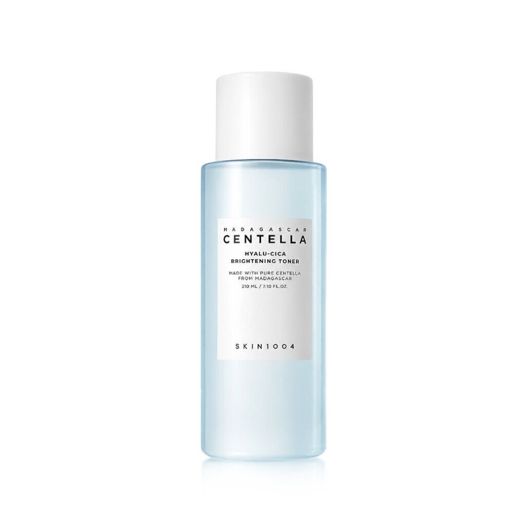 SKIN1004 Madagascar Centella Hyalu-Cica Brightening Toner wird in die Hand gegossen.